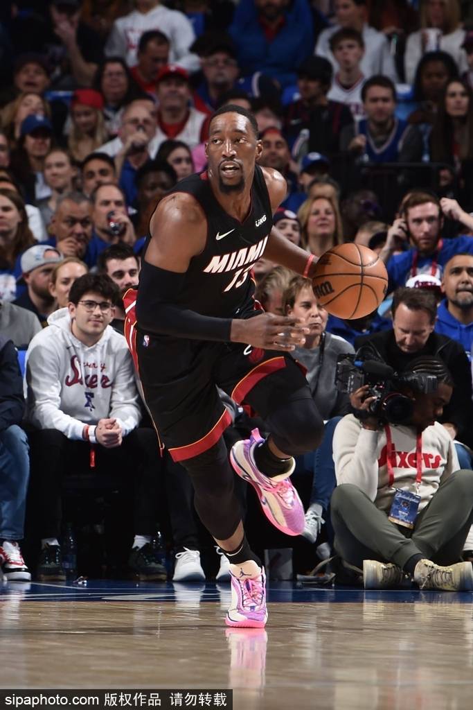 半岛.体育（中国）:西亚卡姆险胜哈登，掀起高潮关键表现点燃全场！