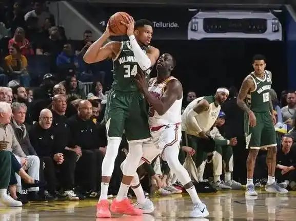 半岛.体育 :字母哥官方公布新规，复出首战轰40分引发争议，冲击季后赛球迷热议！